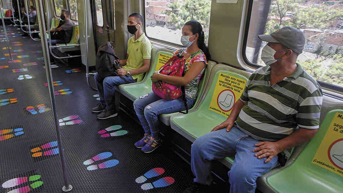 Siguen recomendando a los antioqueños el distanciamiento social y el uso del tapabocas en el Metro de Medellín.