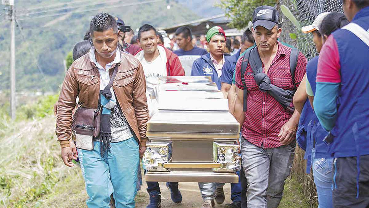 “Uno de los muchos entierros recientes de asesinados en el Cauca, por lo general indígenas –en este caso, un miembro del pueblo nasa– que han desafiado el poder de los narcotraficantes”. Foto: Mauricio Vega.