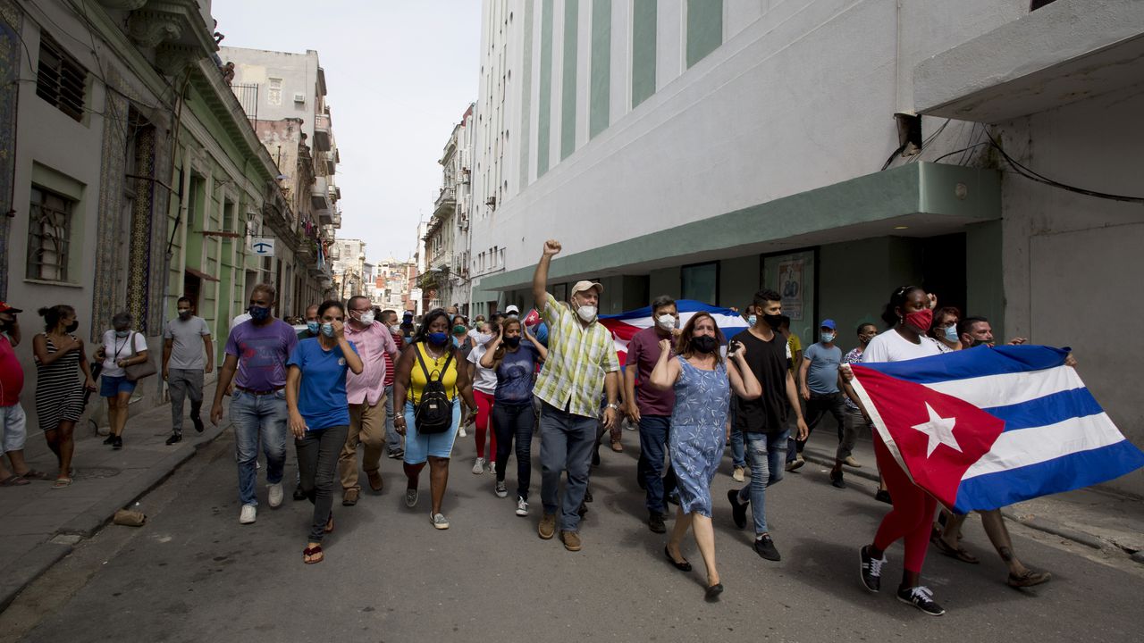 Partidarios del gobierno marchan en La Habana, Cuba, el domingo 11 de julio de 2021, poco antes de una protesta contra el gobierno. Cientos de manifestantes salieron a las calles en varias ciudades de Cuba para protestar contra la actual escasez de alimentos y los altos precios de los alimentos. (Foto AP / Ismael Francisco)