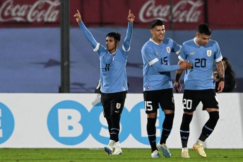 El mediocampista uruguayo Facundo Torres (L) celebra tras anotar el primer gol de su equipo desde el punto de penalti durante el partido amistoso de fútbol entre Uruguay y Cuba, en el estadio Centenario de Montevideo, el 20 de junio de 2023. (Foto de Pablo PORCIUNCULA / AFP)