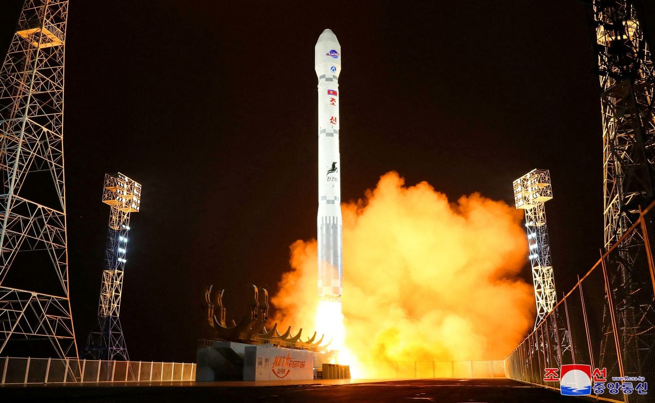 Se lanza un cohete que transporta un satélite espía Malligyong-1, como afirma el gobierno de Corea del Norte, en un lugar indicado como la provincia de Gyeongsang del Norte, Corea del Norte, en esta fotografía obtenida por Reuters el 21 de noviembre de 2023.