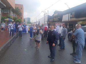 Empleados del Hospital General de Medellín realizaron un plantón denunciando tercerización en los contratos laborales.