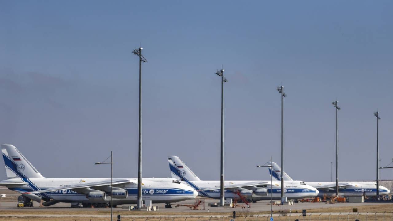Tres aviones de carga Antonov An-124 del grupo ruso Volga-Dnepr están en el aeropuerto de Leipzig/Halle. Los aviones ya no pueden despegar porque el espacio aéreo de la UE está cerrado a los aviones rusos. Foto: Jan Woitas/picture alliance vía Getty Images.