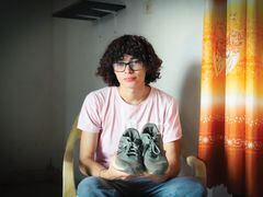 Los zapatos  de Brayan Enrique, un joven de 19 años originario de Maracaibo, Zulia,  son reflejo de su larga travesía.