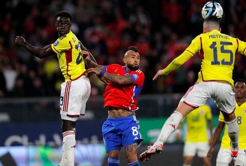 Chile's midfielder Arturo Vidal (C) fights for the ball with Colombia's defender Davinson Sanchez (L) and midfielder Matheus Uribe during the 2026 FIFA World Cup South American qualifiers football match between Chile and Colombia, at the David Arellano Monumental stadium, in Santiago, on September 12, 2023. (Photo by Javier TORRES / AFP)