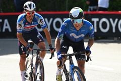 Julian Alaphilippe de Francia y Team Soudal Quick-Step y Pelayo Sánchez de España y Movistar Team compiten en la escapada durante el 107º Giro de Italia 2024, Etapa 6 una etapa de 180km de Viareggio a Rapolano terme 322m / #UCIWT / el 09 de mayo de 2024 en Rapolano terme, Italia.