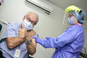 El alcalde Jairo Yáñez se aplicó la primera dosis de la vacuna. Asistió con su esposa.