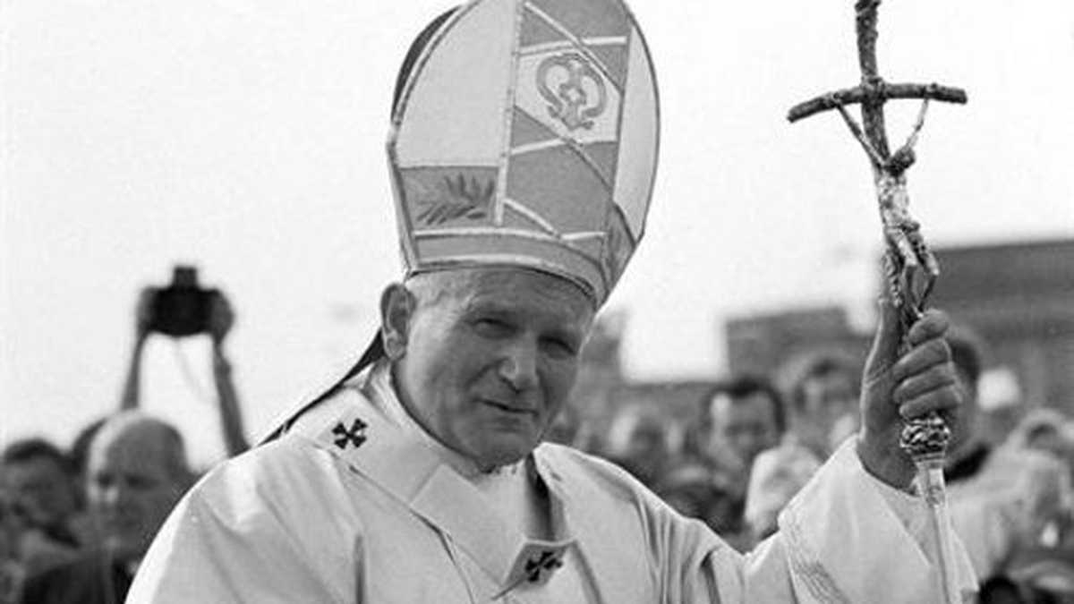 Imagen de archivo tomada en junio de 1979 que muestra al papa Juan Pablo II durante una visita al monumento al soldado desconocido, en Varsovia, Polonia. 