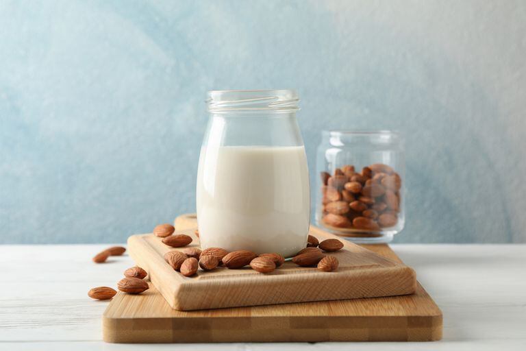 Usuarios de leche de almendras podrían enfrentar dilemas sobre su idoneidad, según investigaciones recientes.