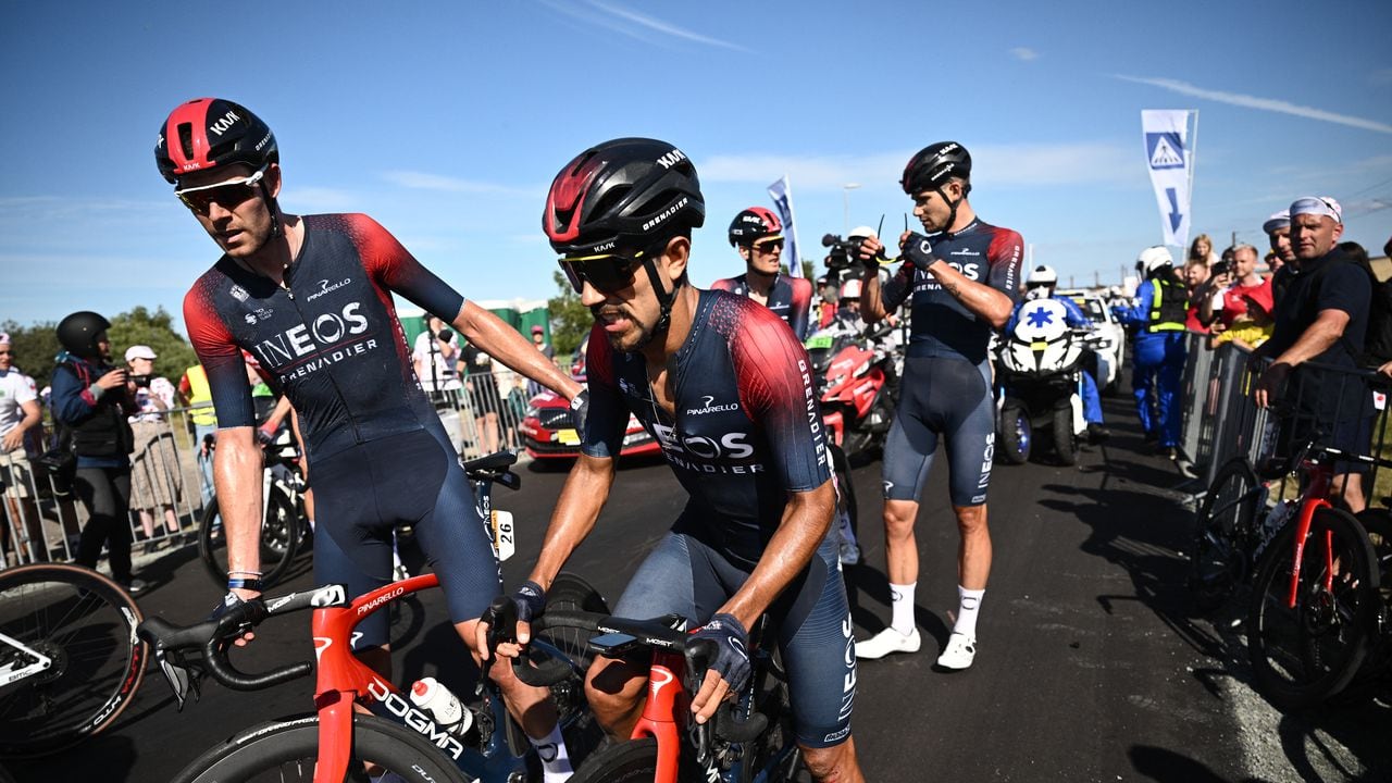 Ineos Grenadiers team's Colombian rider Daniel Felipe Martinez (R) reacts after a crash during the 2nd stage of the 109th edition of the Tour de France cycling race, 202,2 km between Roskilde and Nyborg, in Denmark, on July 2, 2022. (Photo by Marco BERTORELLO / AFP)