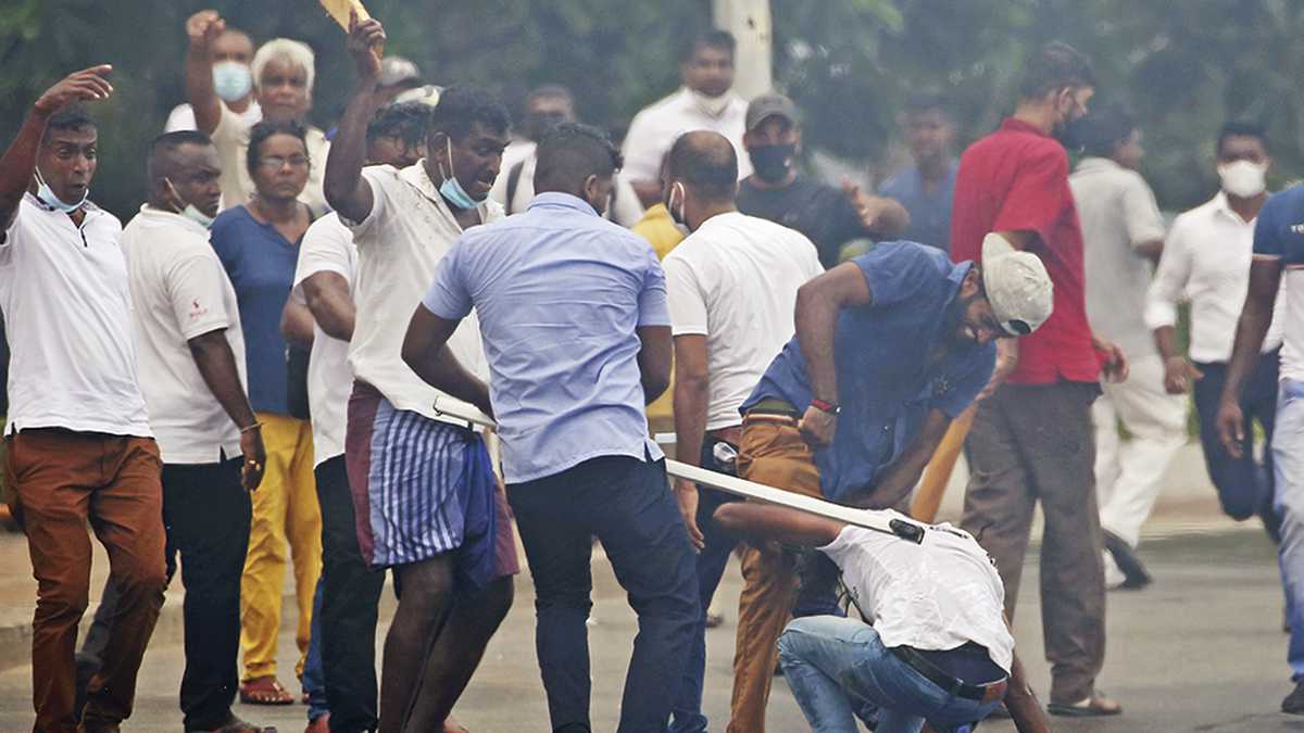 Cientos de manifestantes se enfrentaron entre ellos en las calles de Sri Lanka