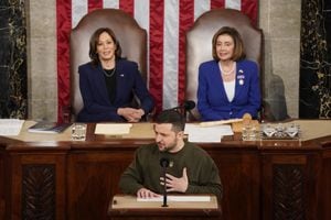 El presidente ucraniano Volodímir Zelenski durante su discurso frente a la presidenta de la Cámara de Representantes, Nancy Pelosi y la vicepresidenta Kamala Harris.