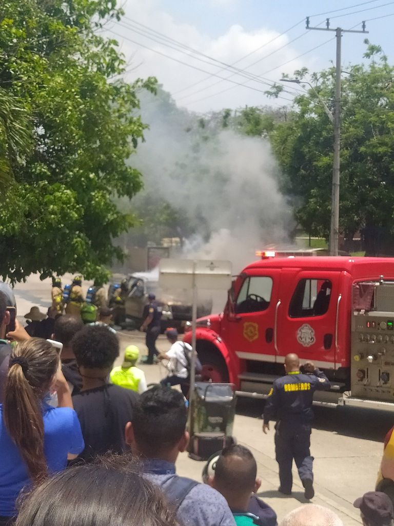 Video: camioneta se incendió en plena calle 72 en Barranquilla