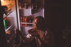 Foto de referencia de una mujer comiendo