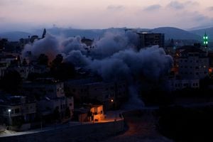 Se ve humo mientras las fuerzas israelíes explotan la casa del agresor militante palestino Diaa Hamrasheh cerca de Jenin, en la Cisjordania ocupada por Israel el 2 de junio de 2022. Foto REUTERS/Mohamad Torokman 