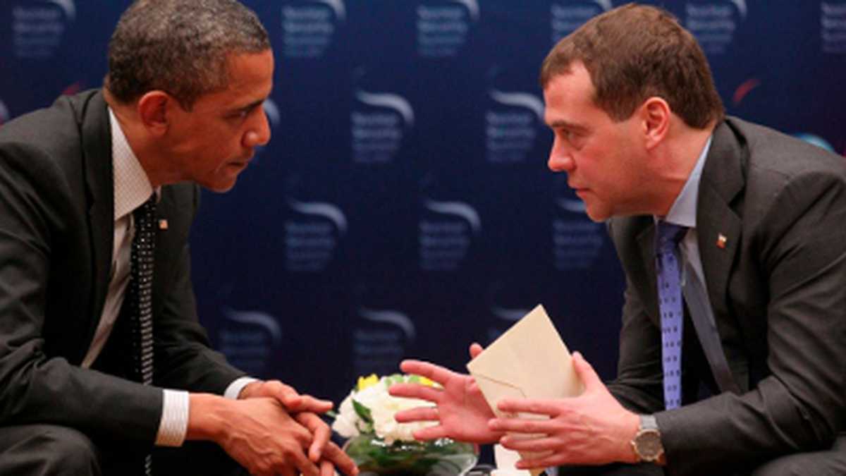 El presidente estadounidense, Barack Obama, conversa con su homólogo ruso, Dmitry Medvedev.