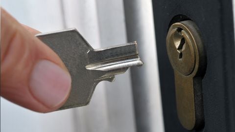 ¿Cómo sacar una llave rota de la cerradura?