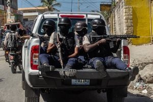 La policía en Haití hace guardia tras el asesinato de 3 oficiales en Puerto Príncipe