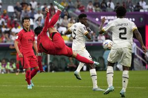 Son Heung-min de Corea del Sur, centro, patea el balón durante el partido de fútbol del grupo H de la Copa Mundial entre Corea del Sur y Ghana, en el Education City Stadium en Al Rayyan, Qatar, el lunes 28 de noviembre de 2022. 