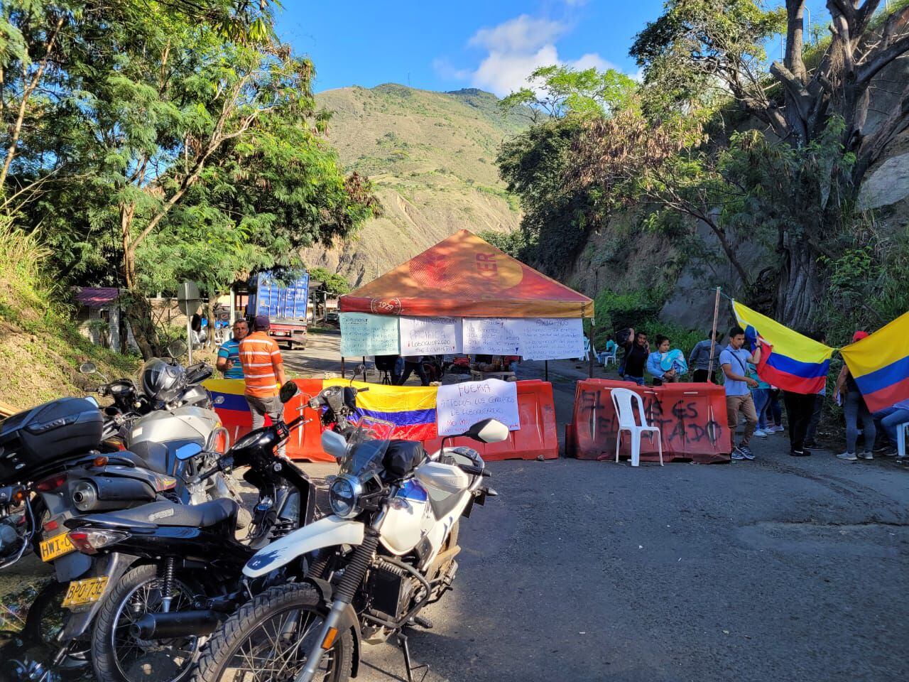 Le hacen fuerte llamado al Gobierno para atender situación en la vía Buga-Buenaventura, bloqueada a la altura de Loboguerrero.