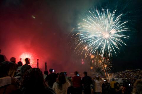 La gente observa los fuegos artificiales en el puerto de Valparaíso, en la costa de Chile, durante las celebraciones del Año Nuevo.