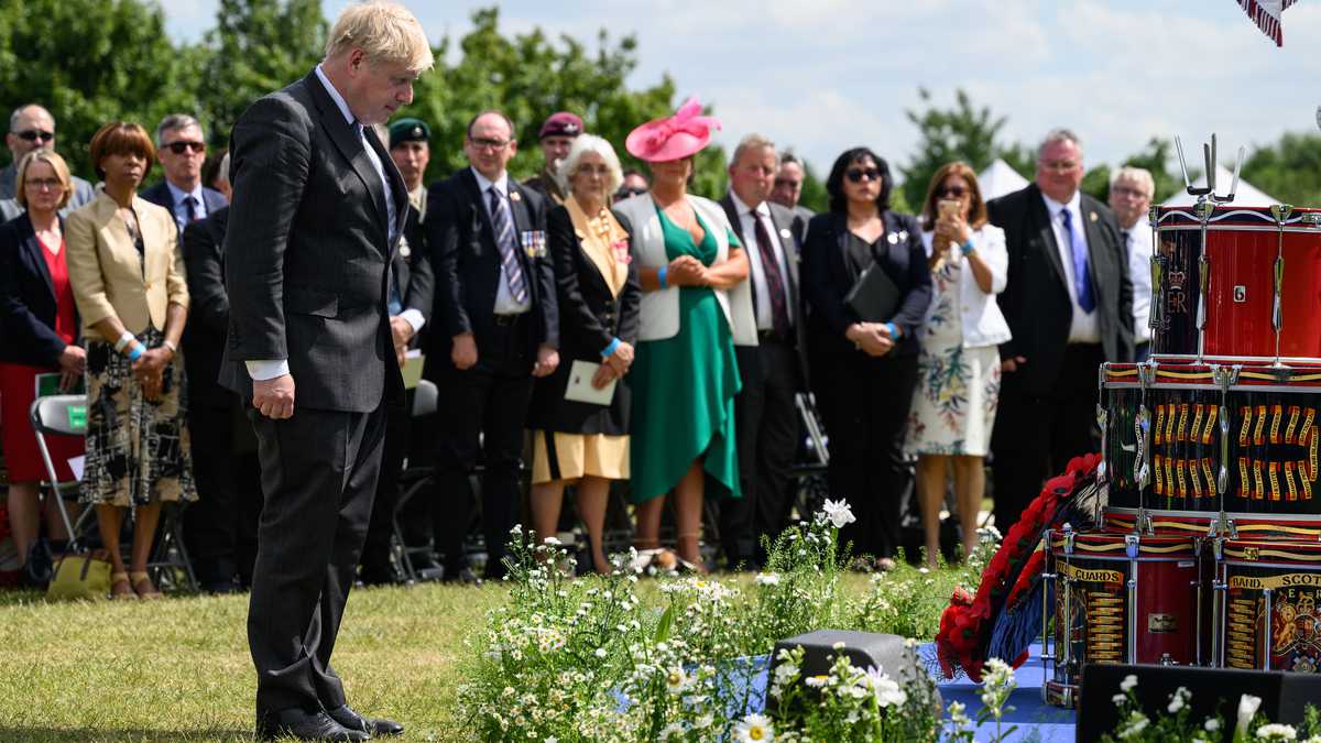 El primer ministro británico, Boris Johnson, rinde homenaje a los soldados caídos durante la Guerra de las Malvinas.
