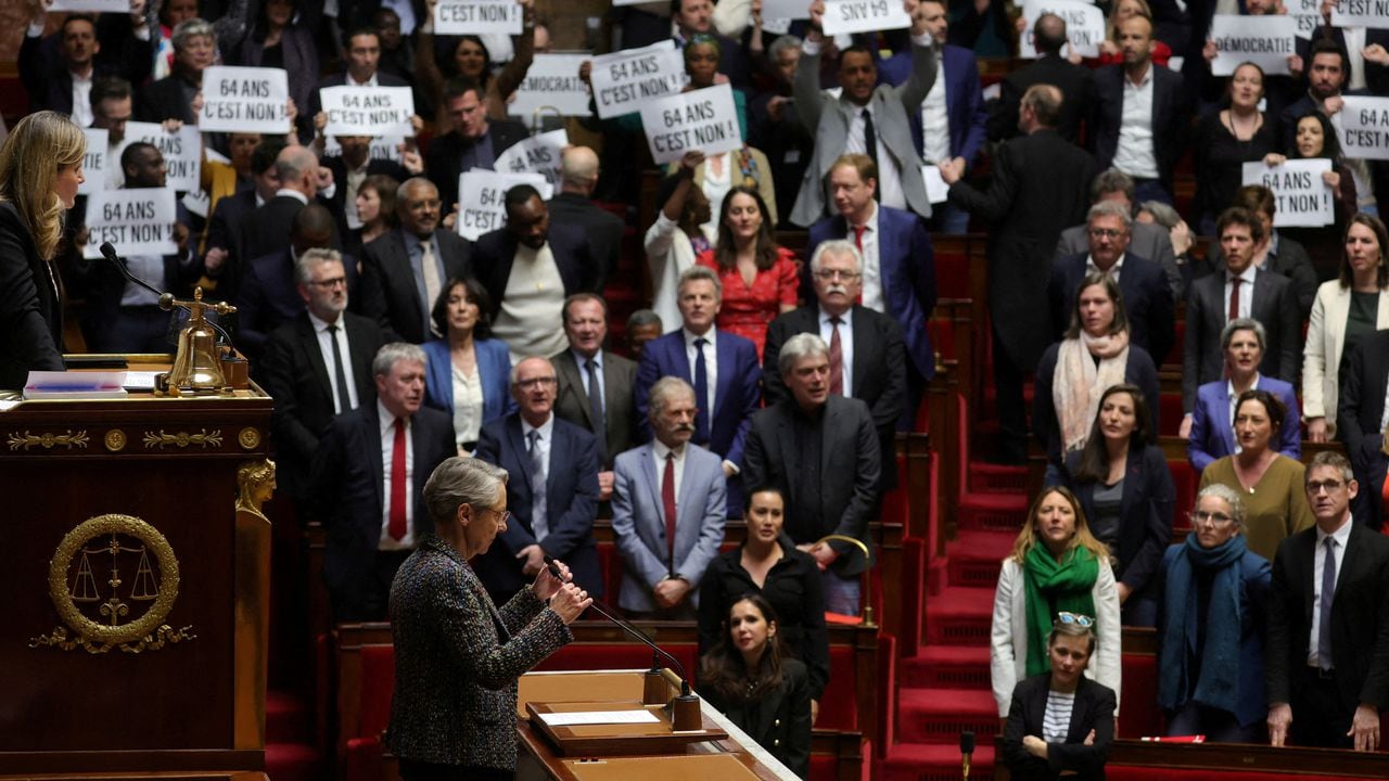 Los miembros del parlamento de izquierda sostienen pancartas y cantan la Marsellesa, el himno nacional francés, mientras la primera ministra francesa, Elisabeth Borne, llega para pronunciar un discurso sobre el proyecto de ley de reforma de las pensiones en la Asamblea Nacional en París, Francia