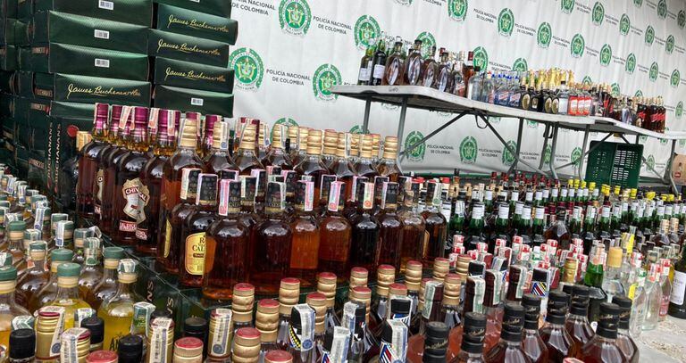 La Policía Metropolitana de Bogotá incautó más de 3.600 botellas de licor adulterado en la localidad de Los Mártires, en el centro de la capital del país.