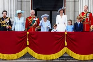 La reina Isabel de Gran Bretaña, Ana, la princesa real, el príncipe Carlos, Camila, la duquesa de Cornualles, el príncipe Guillermo y Catalina, duquesa de Cambridge, junto con la princesa Carlota, el príncipe Jorge y el príncipe Luis aparecen en el balcón del Palacio de Buckingham como parte de Trooping the Colour desfile durante las celebraciones del Jubileo de Platino de la Reina en Londres, Gran Bretaña, el 2 de junio de 2022. Foto REUTERS/Hannah McKay