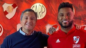 Miguel Ángel Borja durante la firma de su contrato con el cuadro millonario