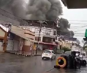 El incendio se registra en el barrio Guayaquil, zona centro de Cali.