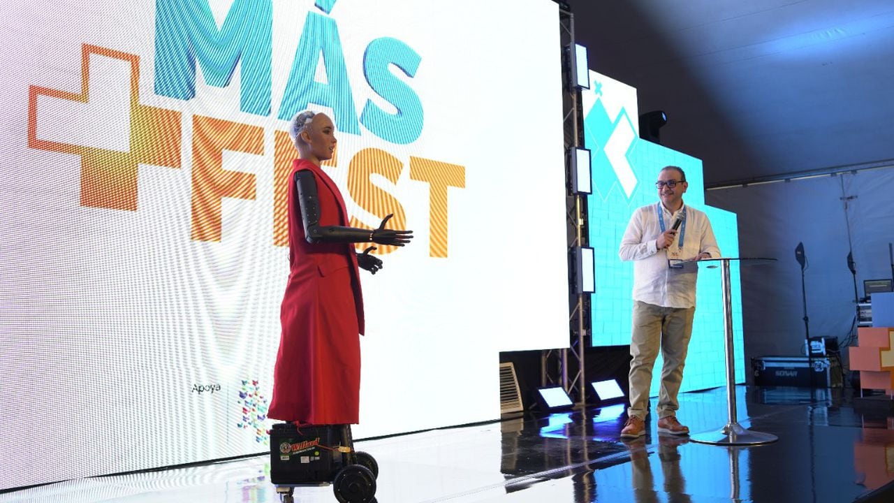 El gobernador de Norte de Santander, Silvano Serrano Guerrero, compartió el escenario en el MÁS FEST con Sophia, una robot humanoide.