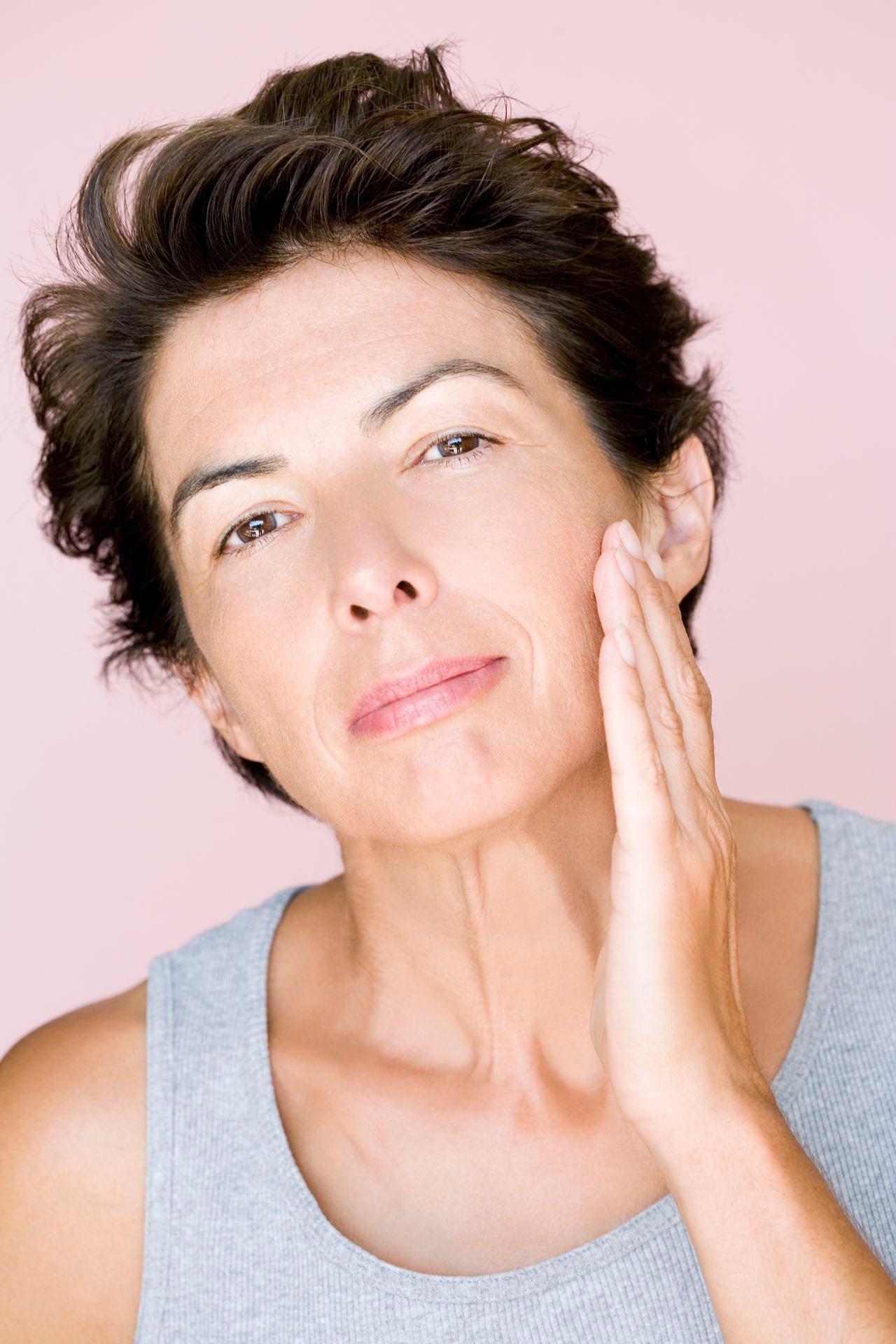 La Yoga facial ayuda a tonificar los músculos de la piel.