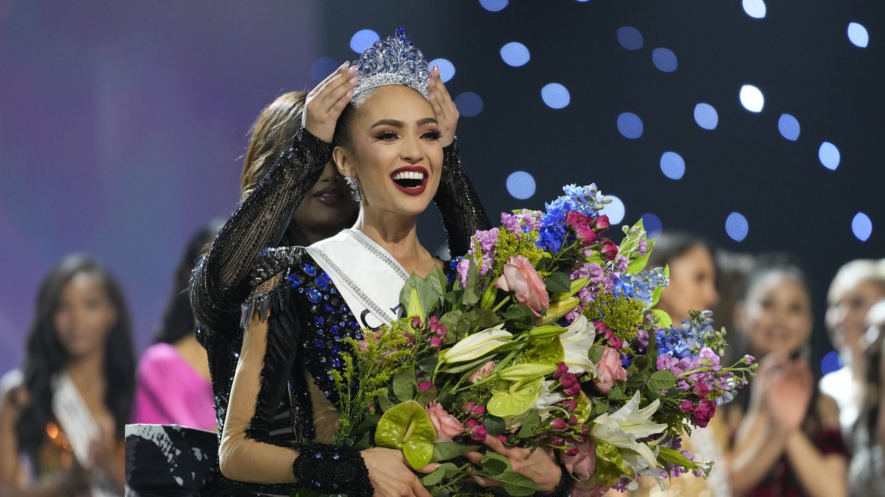 Miss EE. UU. R'Bonney Gabriel reacciona cuando es coronada Miss Universo.
