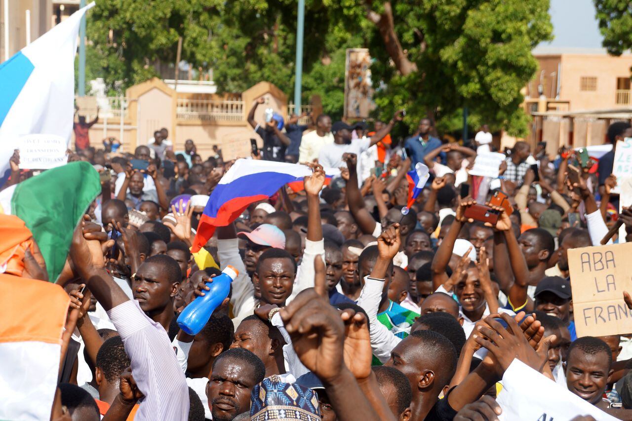 Partidarios del golpe despliegan una bandera rusa mientras salen a la calle después de que el ejército tomó el poder en Niamey, Níger, el 30 de julio de 2023.