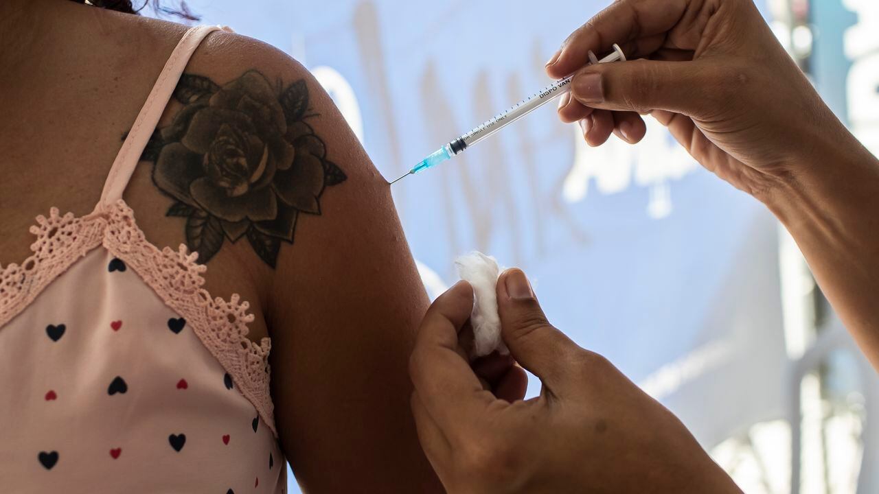 FDA aprobaría pronto la tercera dosis de la vacuna anticovid para personas inmunodeprimidas