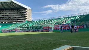 Foto de las banderas exhibidas en la tribuna del estadio del Deportivo Cali. Hinchas de la denominada barra frente radical exhibieron sus banderas en una de las tribunas.