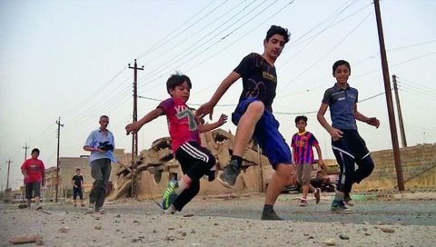 Francis Alÿs Haram Fútbol  Detrás de cámaras, Irak, 2017. Cortesía de Fragmentos