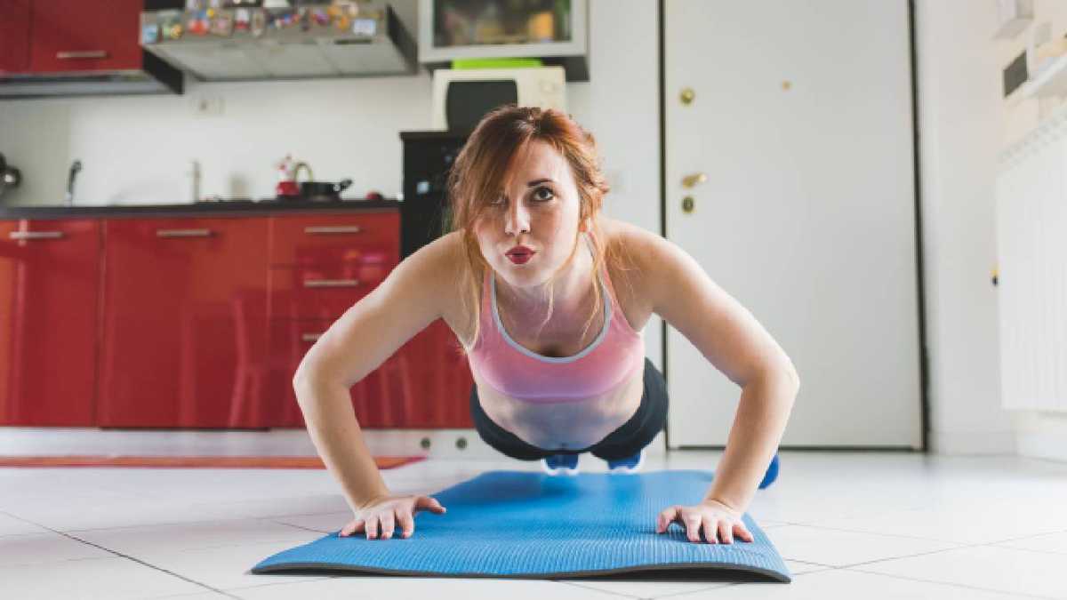 Las flexiones son un buen ejercicio para trabajar los músculos de la espalda. Foto: Getty images.