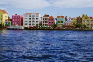 Casas frente al mar en Willemstad en Curazao. Getty Images.