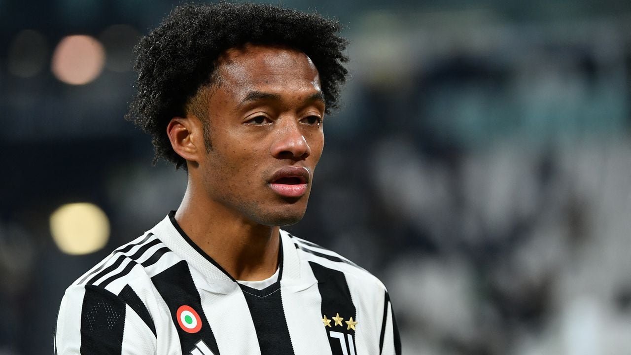 Juventus' Colombian midfielder Juan Cuadrado looks on during the Italian Serie A football match between Juventus and Genoa on December 5, 2021 at the Juventus stadium in Turin. (Photo by Isabella BONOTTO / AFP)