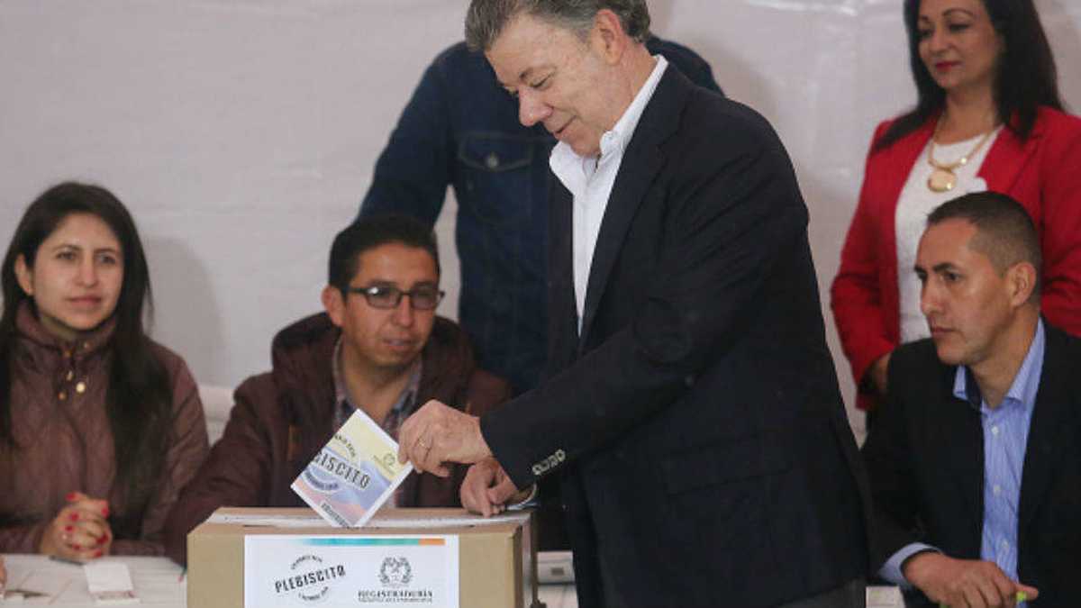 Foto: Elecciones presidenciales de 2014. Juan Manuel Santos depositaba su voto con miras a la elección. Getty.