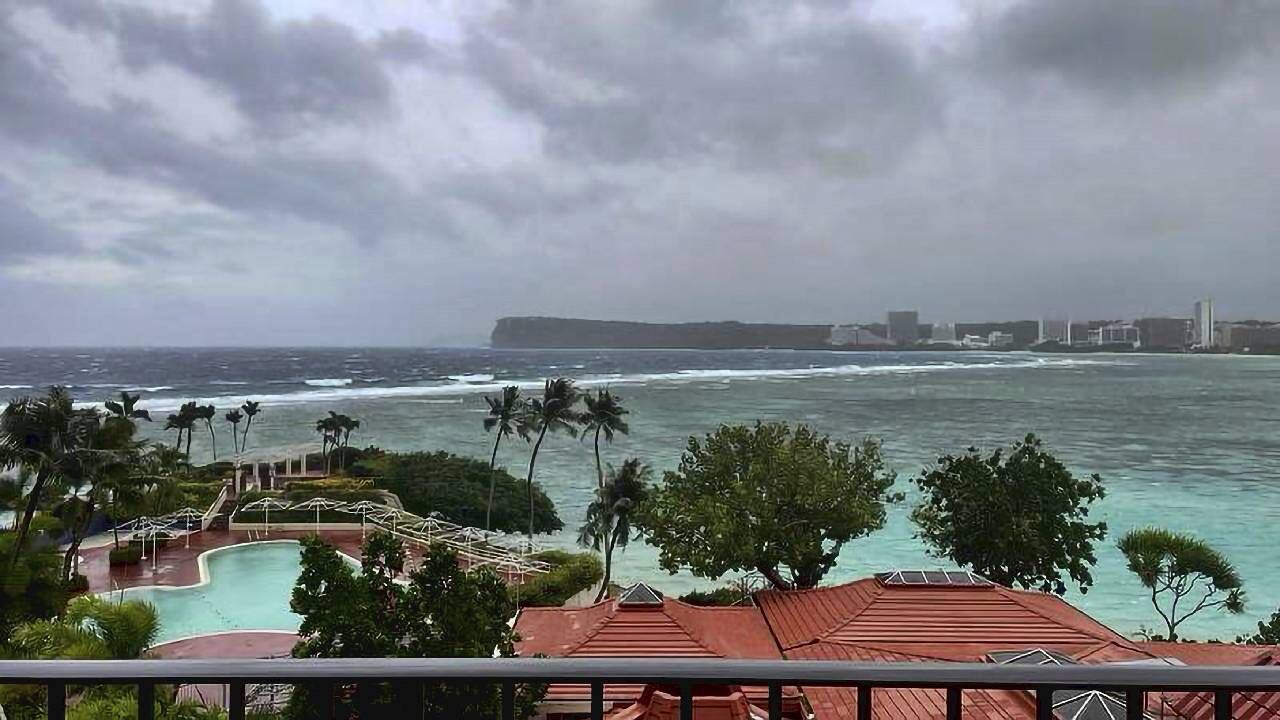 Imagen proporcionada por la Guardia Costera de Estados Unidos de la Bahía de Noverlooking Tumon Bay en Guam, antes de la llegada del tifón Mawar.