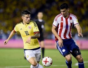 BARRANQUILLA, COLOMBIA - OCTOBER 05: James Rodriguez (L) of Colombia struggles for the ball with Fabian Balbuena (R) of Paraguay during a match between Colombia and Paraguay as part of FIFA 2018 World Cup Qualifiers at Metropolitano Roberto Melendez Stadium on October 05, 2017 in Barranquilla, Colombia. (Photo by Guillermo Legaria/Getty Images)
