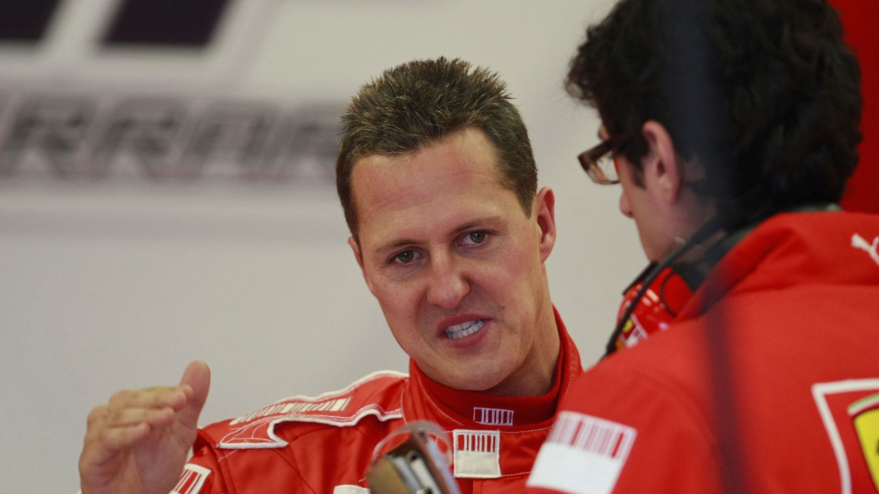 JEREZ DE LA FRONTERA, SPAIN - DECEMBER 07:  Seven times world champion Michael Schumacher of Germany chats with a Ferrari mechanic while testing in  Formula One Testing at the Circuito de Jerez on December 7, 2007 in Jerez de la Frontera, Spain. (Photo by Denis Doyle/Getty Images)