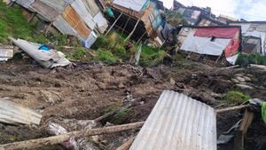 Las fuertes lluvias ocasionaron una remoción de masa en Ciudad Bolívar, en los barrios Bella Flor y Brisas del Volador, en donde hay asentamientos ilegales.