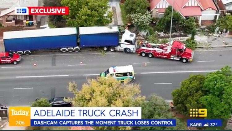 En el video publicado por el canal 9News Adelaide se ve al final el camión, con la cabina color blanca y la carga de color azul, ya detenido, con el vidrio panorámico completamente destrozado, mientras en el lugar se encuentra una grúa.