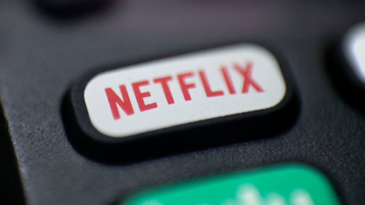 Un logotipo de Netflix en un control remoto en Portland, Oregon. (Foto AP/Jenny Kane, archivo)