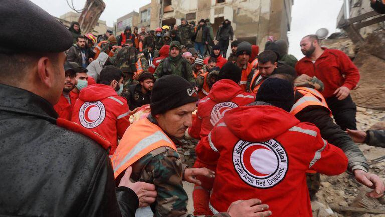 Equipos de rescate sirios buscan víctimas y sobrevivientes entre los escombros de un edificio derrumbado en la ciudad de Alepo luego de un terremoto mortal el 6 de febrero de 2023.
