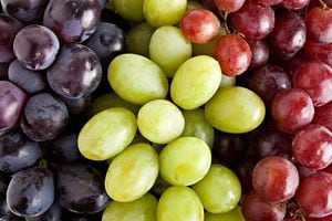 Tanto las uvas verdes como las moradas ofrecen diversos benefocios al organismo.